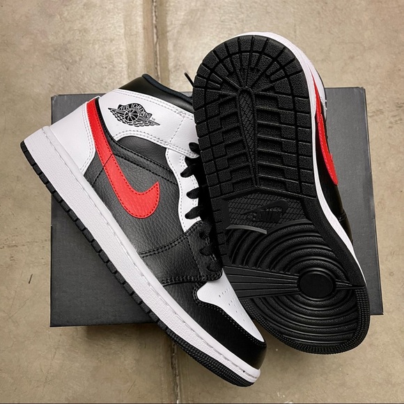 ❤️🖤🤍 Men’s Nike Air Jordan 1 mid black white shoes - Picture 2 of 5